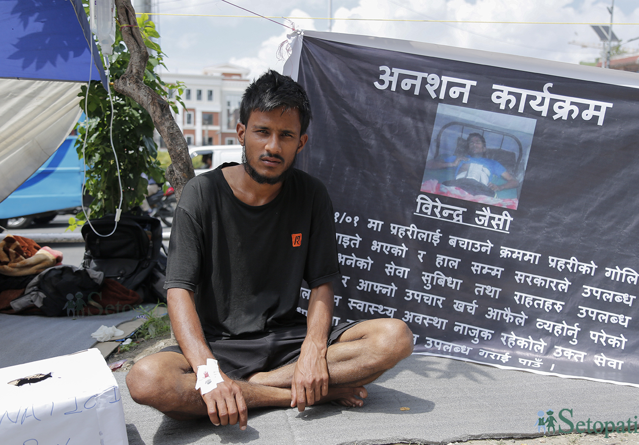 माइतीघर मण्डलमा अनसन बसिरहेका २६ वर्षीय वीरेन्द्र जैसी। तस्बिरः नवीनबाबु गुरूङ/सेतोपाटी